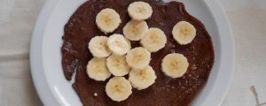 Boekweitpannenkoeken met cacao en banaan of geraspte kokos