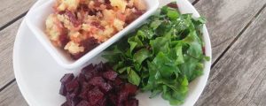 Rode bieten recept idee voor complete maaltijd met bietenblad, stengel en rode biet knol