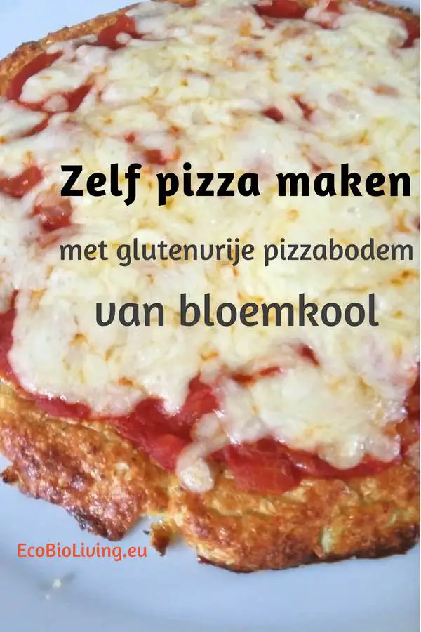 Glutenvrije pizza met bloemkool bodem op een groot pizzabord.