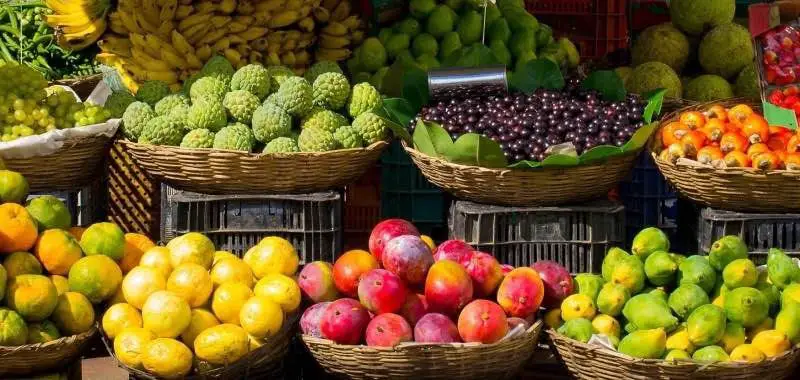 Fruit in manden op de markt