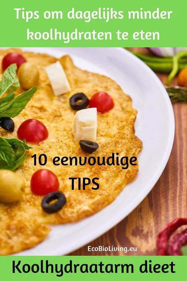 Tips om minder koolhydraten te eten - bord op houten tafel met koolhydraatarm ontbijt: omelet met olijven, feta, tomaatjes