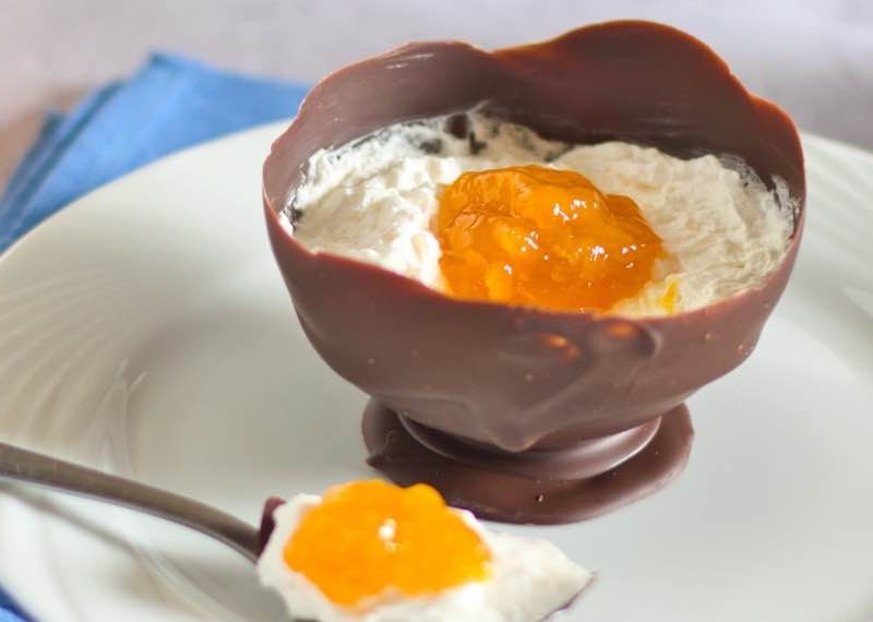 Feestelijk Dessert voor Pasen - chocolade eierdop met yoghurt-room ei