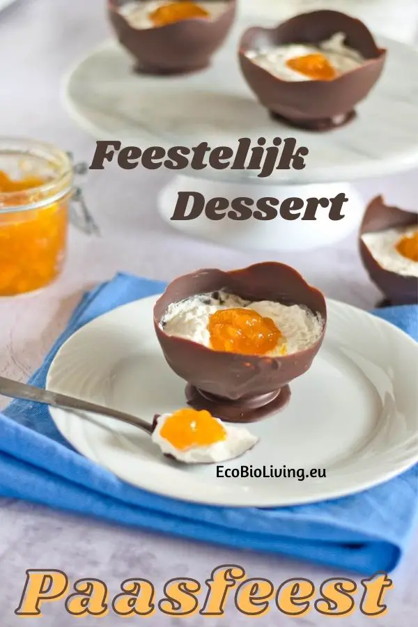 Feestelijk Dessert voor Pasen - met eierdop van chocolade en ei van yoghurt-room en confituur