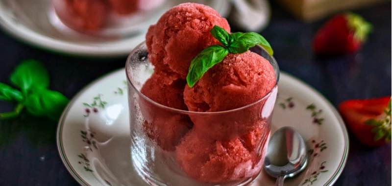 Aardbeien sorbet ijs met basilicum